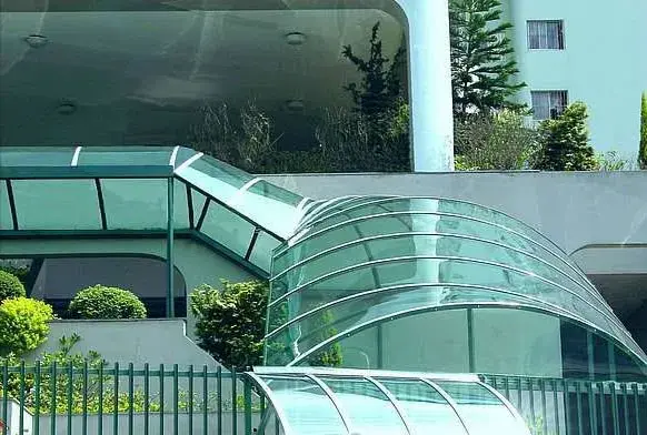 Cobertura de policarbonato para condomínios Imagem