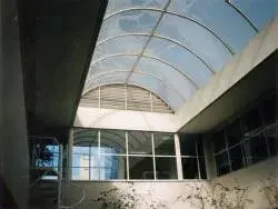 cobertura-de-policarbonato-para-corredor-01.webp